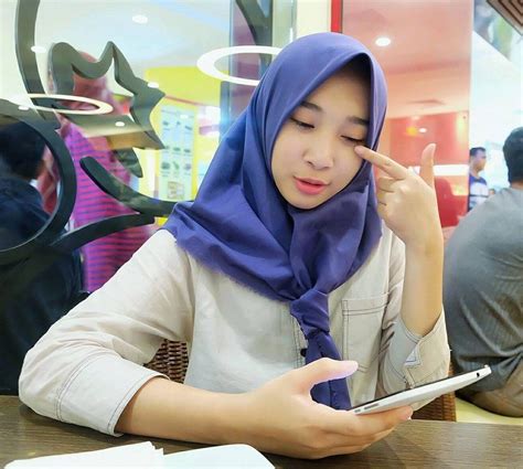 Buat make up badut kaya ka jharna by chantika. 10 Foto Mahasiswi Hijab Unhas Ini Bikin Sejuk di Mata
