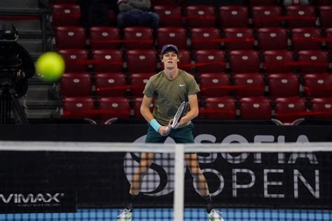 Partita combattuta e terminata dopo oltre due ore al tie break del terzo set. Jannik Sinner becomes youngest man in 12 years to ATP Tour ...