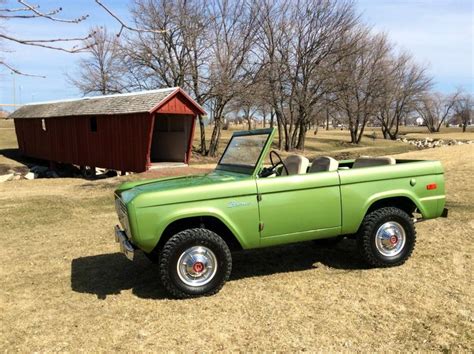 Oh Wowwhat A Perfect Green On This Early Bronco Classic Ford
