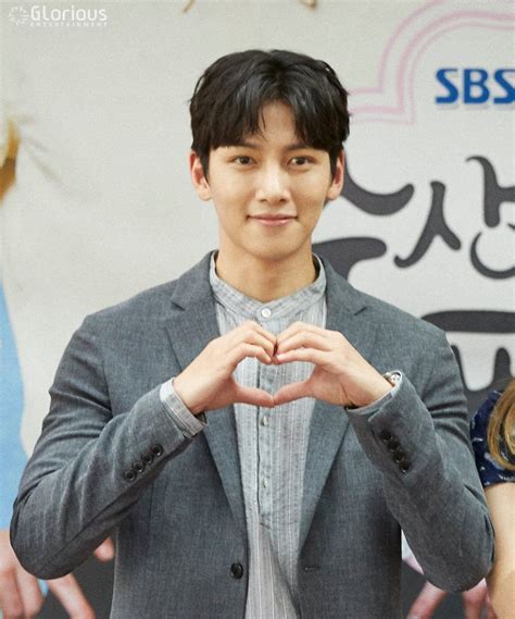 [drama] charismatic eyes and rain showers in more behind scenes from “suspicious partner” ji
