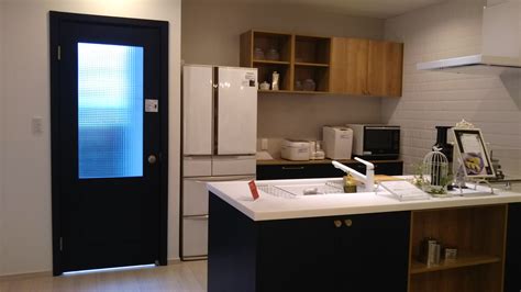 白夜の間、住民は窓にアルミホイルを貼り、摂氏プラス12度で日焼け止めを塗り、当局に飼い猫が見つからないようにしている。 彼らの暮らしを覗いてみよう。 このウェブサイトはクッキーを使用している。 詳細は こちらを クリックしてください。 キッチン ネイビーオーク - Homu Interia