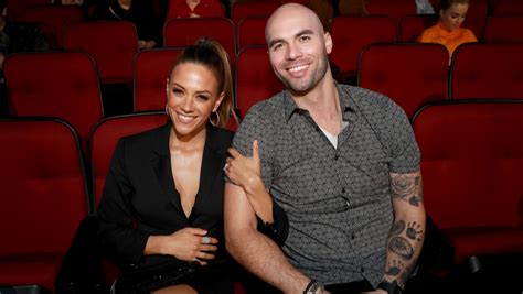 Jana Kramer Opens Up About Finding Woman S Topless Photo On Husband S Phone Iheart