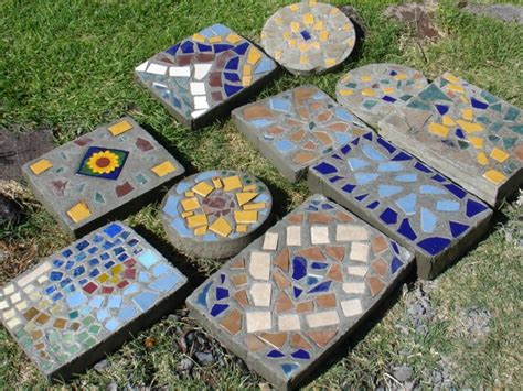 Figuras y estatuas para decorar el jardín o interiores. Losetas para jardín con cemento, piedras y trozos de cerámica