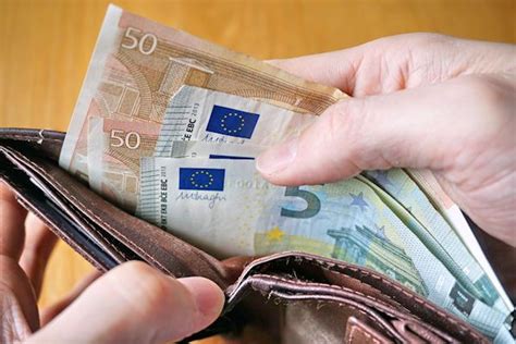 Belasting betalen vanaf 2019 niet meer verplicht - Nederlanders en
