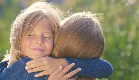 Abbracciare I Bambini Fa Bene A Loro E A Noi Ecco I Benefici Degli