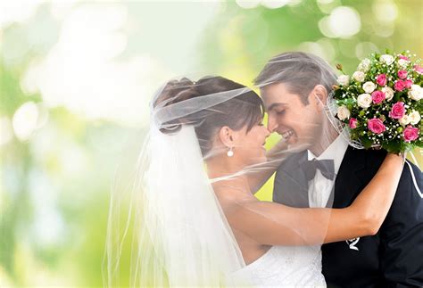 Фото жениха брак Невеста Влюбленные пары улыбается Букеты Двое