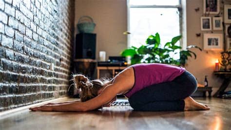 Esta milenaria disciplina es uno de los mejores sistemas de cuidado integral que existen. Home Practice Tip: A Pose A Day - YogaHub