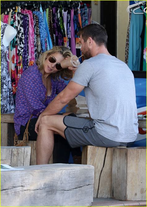 Photo Chris Hemsworth Elsa Pataky Dine At Outdoor Food Stand In Australia Photo