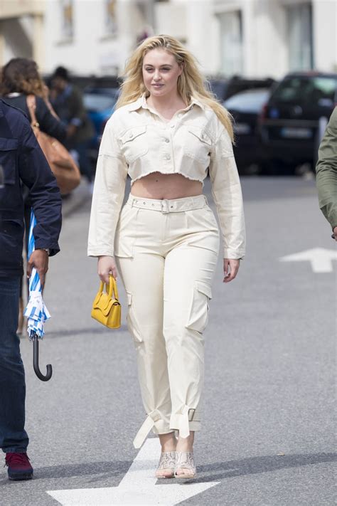 Iskra Lawrences Outfit 51 Awesome Celebrity Outfits To Recreate For