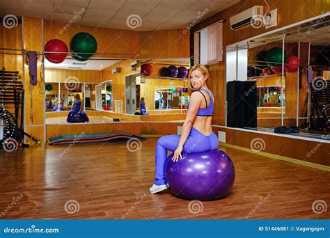 Fille Dans La Forme Physique Avec Le Fitball Image Stock Image Du