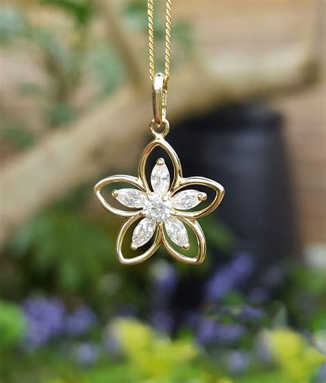9ct Yellow Gold Sparkling Flower Pendant Necklace Chains Of Gold