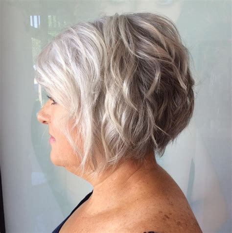 Short Textured Silver Bob With Waves In 2020 Gorgeous Gray Hair