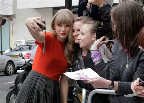 Taylor Swift Helps Fan Invited To Los Angeles Secret Sessions