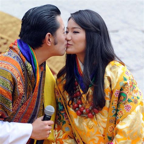 Jetsun Pema Kiss Photo Royal Wedding Bhutan Terseksi Foto