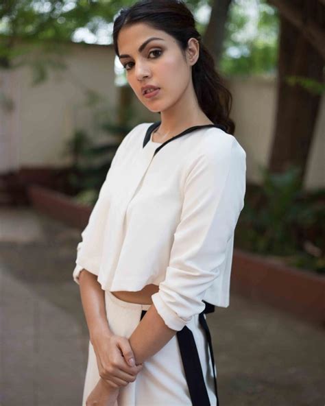 rhea chakraborty cute looking gallery actress doodles