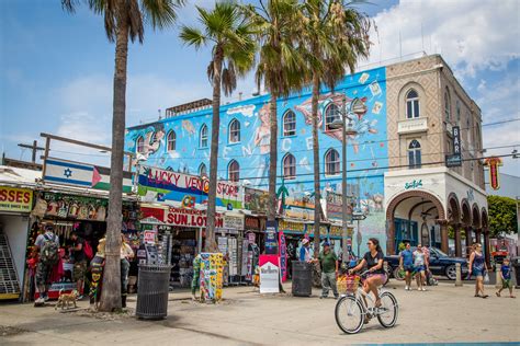 » Walk and be entertained on the Venice Beach Boardwalk!