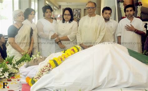 Photos Bollywood Actors Mourn The Loss Of Sadashiv Amrapurkar At His Funeral Entertainment