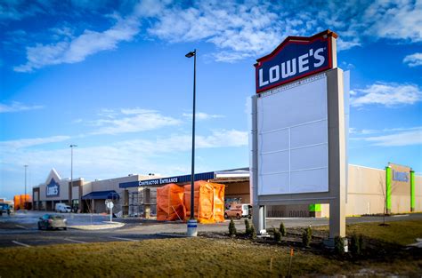 There Is A Sign That Says Lowes In Front Of The Store
