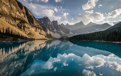 Moraine Lake At Sunset Is A Sight To Behold Banff Np Canada Wallpaper