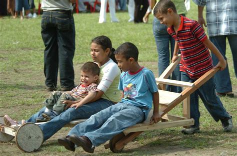 Los trompos se hacen de madera tallada. Un domingo para divertirse con juegos tradicionales - Diario La Prensa