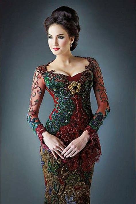 Kebaya model peplum pun bisa dipakai oleh anda untuk menghadiri acara wisuda. Kebaya - Made in Indonesian | Busana batik, Gaun batik, Wanita