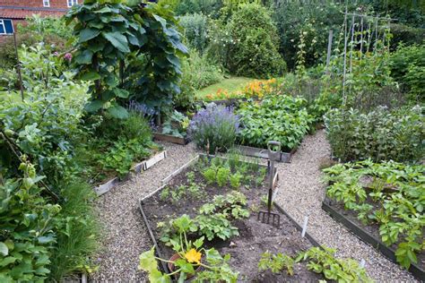 It is amazing for curious children and adults alike to watch seeds in their garden grow and then nurture them into something much larger than the tiny. Flexible Design Plan for a Simple Formal Herb Garden