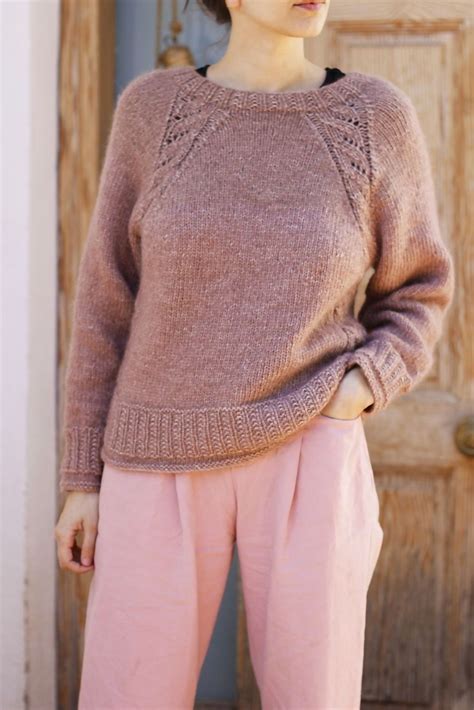 Вязаный спицами свитер женский, схемы и описание