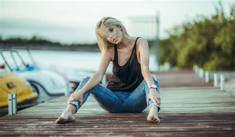 Wallpaper Sitting Jeans Women Outdoors Barefoot Blonde 2000x1170