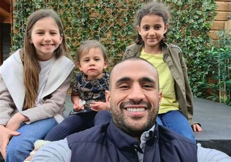 Tm + © 2021 vimeo.com, inc. Le doux cliché de Badr Hari avec ses enfants