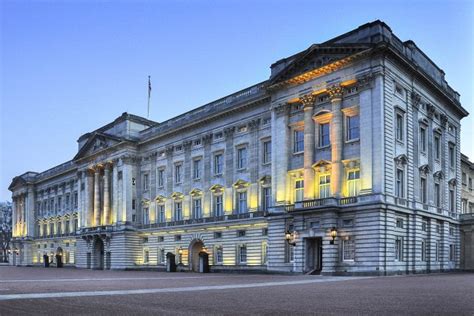 Before the palace, the area of land on which it is situated was a plantation of mulberries used to rear silkworms for james ist. Buckingham Palace in London, Großbritannien | Franks Travelbox