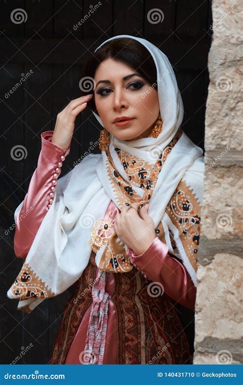 Ritratto Di Bella Donna Del Medio Oriente Che Porta Vestito