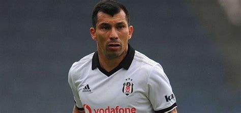 During those days, he used to play as a forward player. Gary Medel: Ülkeme döneceğim - Aspor