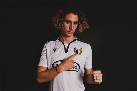 Directed by manoel de oliveira. Bozhidar Kraev assina pelo FC Famalicão - FC Famalicão