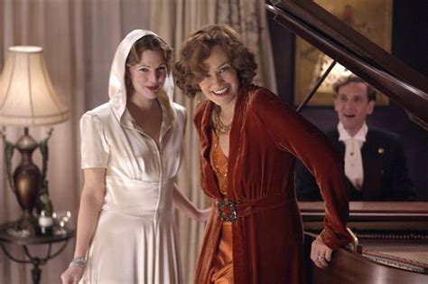Based on the life stories of jackie onassis's eccentric aunt and first cousin, who were raised in park avenue but withdrew from new york society. Grey Gardens Review - Drew Barrymore, Jessica Lange Shine ...