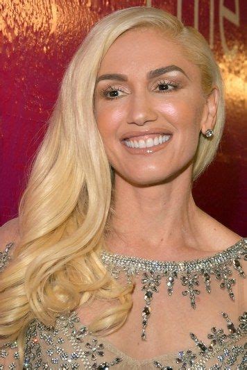 Whoa Gwen Stefani Looks Unrecognizable Without Her Usual Cat Eye And Red Lip Gwen Stefani