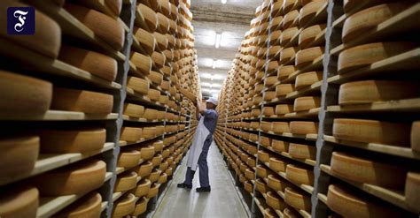 Eine neue interpretation des klassischen deli sandwiches: Schweizer Käse: Wo sind nur die Löcher hin? - Gesellschaft ...