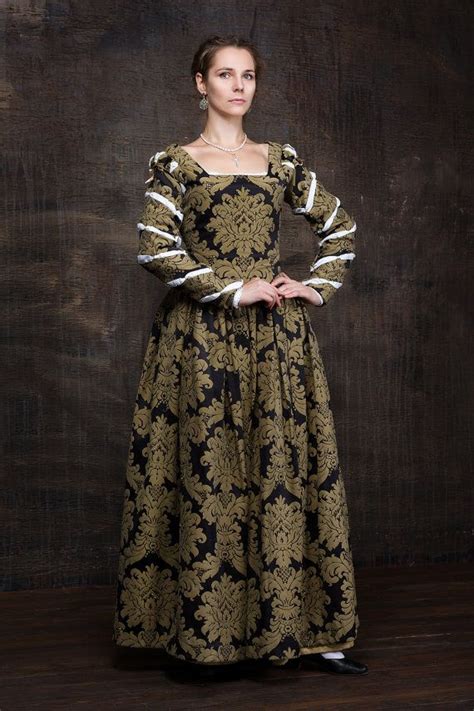 Robe et couronne avec voile. Robe de femme de la Renaissance du XVIe siècle par ...