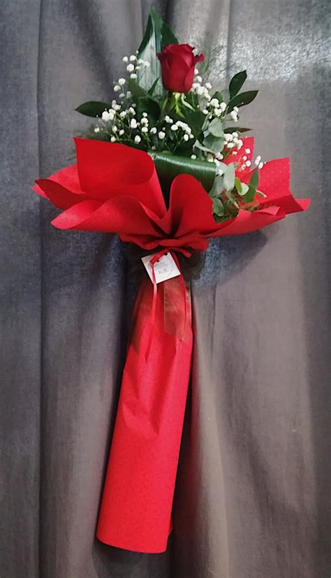 Fiori gialli, ce ne sono di varie forme e dimensioni, alcuni già l'8 marzo per la festa delle donne, spopolano, altri aspettano che il clima primaverile si stabilizzi per uscire allo scoperto e mostrarsi in tutto il loro splendore senza arrossire. 1 Rosa gambo lungo - Aloe Garden Latina