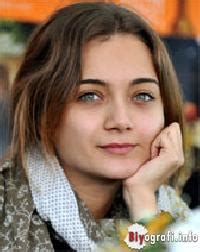 Yakında kanal 1 de yeniden başlaycak olan emret komutanımda oynayacak güzel oyuncu ve kişi. Damla Sönmez ile bağlantılı biyografiler : Biyografi.info.
