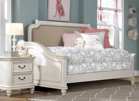 Newly listed madison, wi apartments for rent. Madison Daybed Bedroom Set by Samuel Lawrence Furniture ...