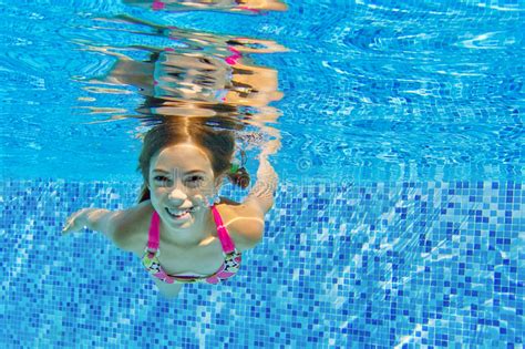 Glückliches Aktives Kind Schwimmt Unter Wasser Im Pool Stockfoto Bild Von Feiertag Blau 31991450