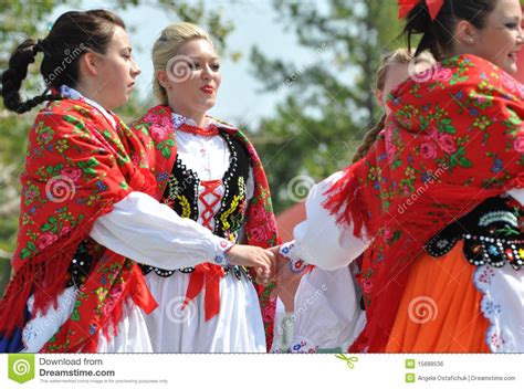 Muchachas Húngaras Que Bailan En El Festival De La Herencia Foto