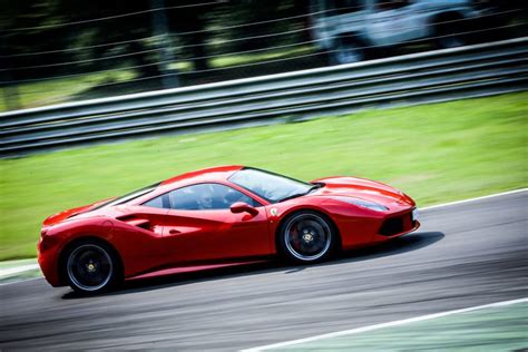 Ferrari in pista adrenalina pura con acer sul circuito tazio nuvolari di cervesina con la scuderia di arturio merzario durante la presentazione dei nuovi pro. Come riuscire a guidare una Ferrari nel circuito del Mugello | Stand Up Italia