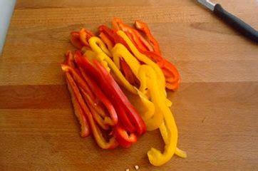 Poi lavate i peperoni e tagliateli a striscioline e tagliate la cipolla a fette. Ricetta Fajita di pollo e peperoni semplice - La Cucina ...