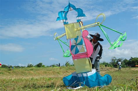 Namun pada musim inilah kejadian nahas kecelakaan yang diakibatkan oleh permainan ini juga kembali terulang, salah satunya adalah kejadian yang belum lama menimpa sopir ojek. Kreasi Layang-Layang Unik - GAMBAR|CARA MEMBUAT|VIDEO ...