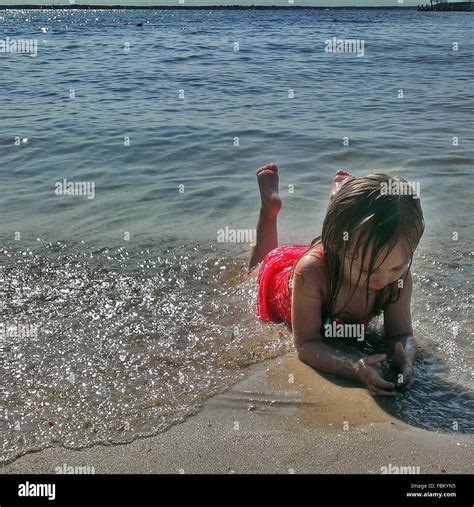 kleines mädchen auf sand am strand stockfotografie alamy