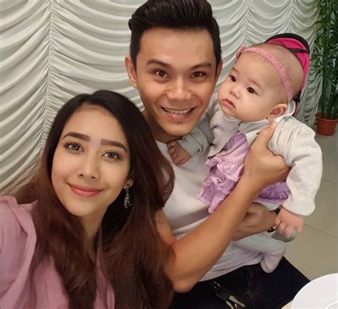 Pada 17 julai lalu, pelakon zarina anjoulie lavocah selamat menjadi isteri kepada pasangan eilyas azhar. #MHRECAP: 9 Selebriti Kejutkan Industri Dengan Kes Cerai ...