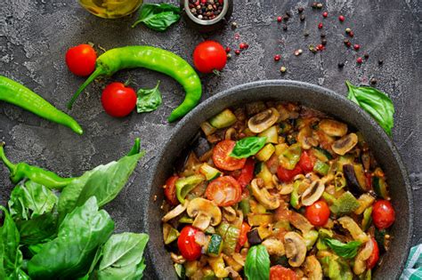 Aubergines De Ragoût épicées Poivrons Doux Tomates Courgettes Et