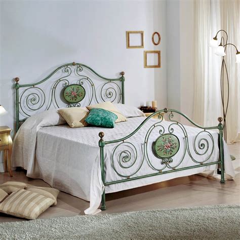 Il medaglione è personalizzabile con una o più cifre scelte. Italian wrought iron double bed Rachael, classic design