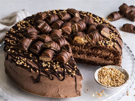 This is an easy easter egg cake recipe! Kinder-Bueno-Torte | Die besten Backrezepte mit ...